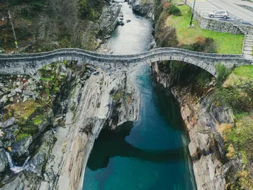 Río Verzasca, en los Alpes Suizos Río Verzasca, en los Alpes Suizos