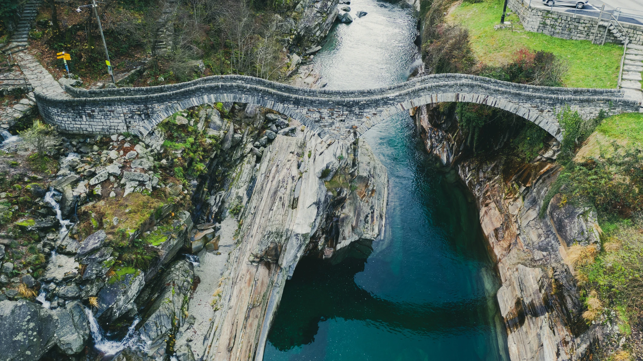 Río Verzasca, en los Alpes Suizos Río Verzasca, en los Alpes Suizos