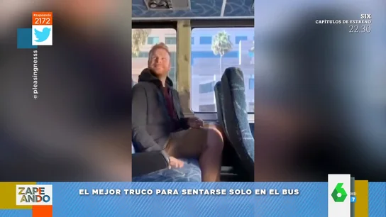 La cómica estrategia de un chico para sentarse solo en el bus: esta es su sonrisa de "psicópata pervertido" La cómica estrategia de un chico para sentarse solo en el bus: esta es su sonrisa de "psicópata pervertido"