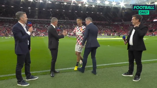 Cristiano Ronaldo, ignorando a Jamie Carragher Cristiano Ronaldo, ignorando a Jamie Carragher