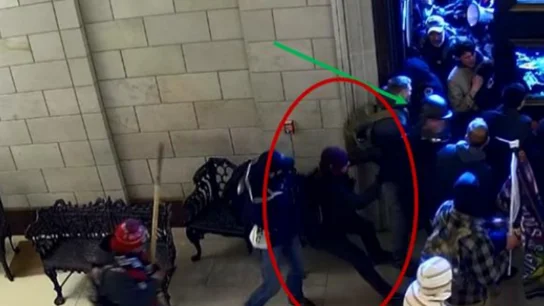 Kaleb Dillard agrede a uno de los policías del Capitolio Kaleb Dillard agrede a uno de los policías del Capitolio