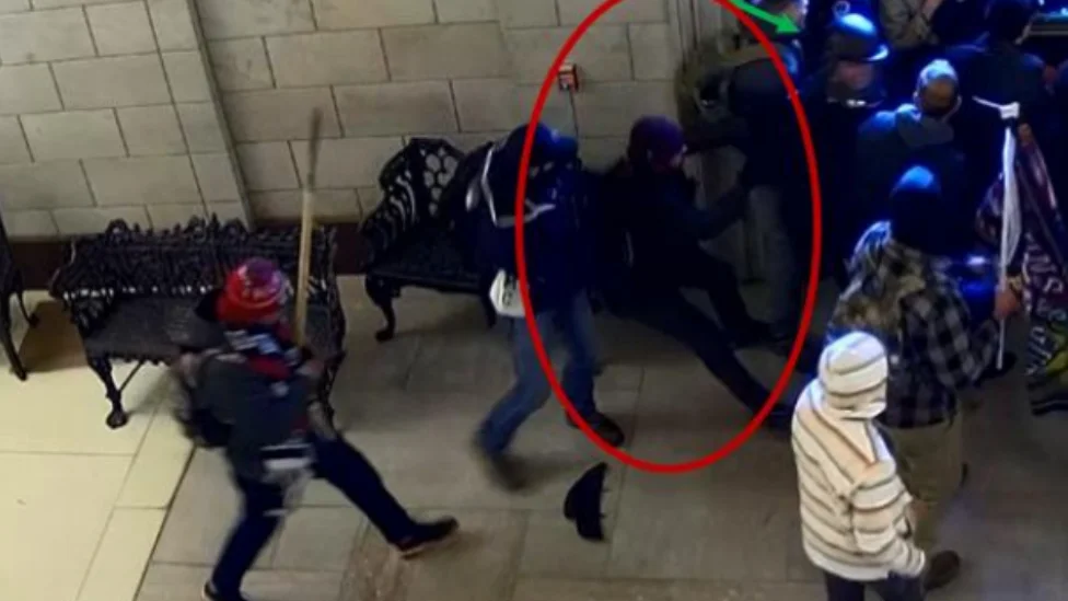 Kaleb Dillard agrede a uno de los policías del Capitolio Kaleb Dillard agrede a uno de los policías del Capitolio