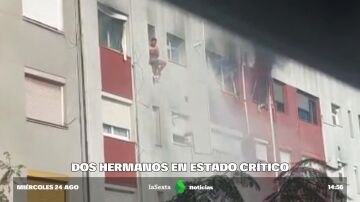 Dos menores, en estado crítico tras saltar por la ventana para huir de un incendio en Badalona