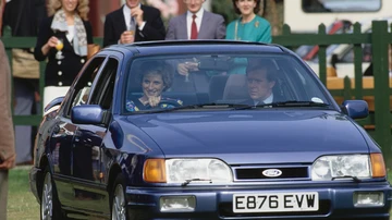La Princesa de Gales Diana conduciendo su Ford Escort junto a su escolta Ken Wharfe a su llegada a un partido de polo benéfico en el Guards Polo Club de Windsor el 29 de junio de 1988.