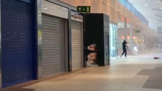 Las im&aacute;genes desde dentro del atraco a una joyer&iacute;a a plena luz del d&iacute;a en un centro comercial de Madrid