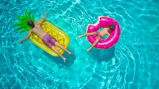 El corte de digestión, orinar sobre picaduras de medusas y otros 8 mitos del verano (explicados por médicos) El corte de digestión, orinar sobre picaduras de medusas y otros 8 mitos del verano (explicados por médicos)