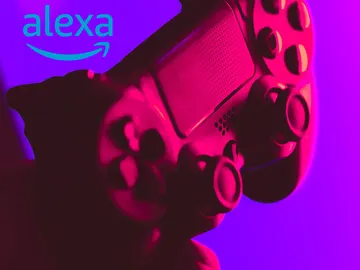 Alexa y un mando de Playstation Alexa y un mando de Playstation