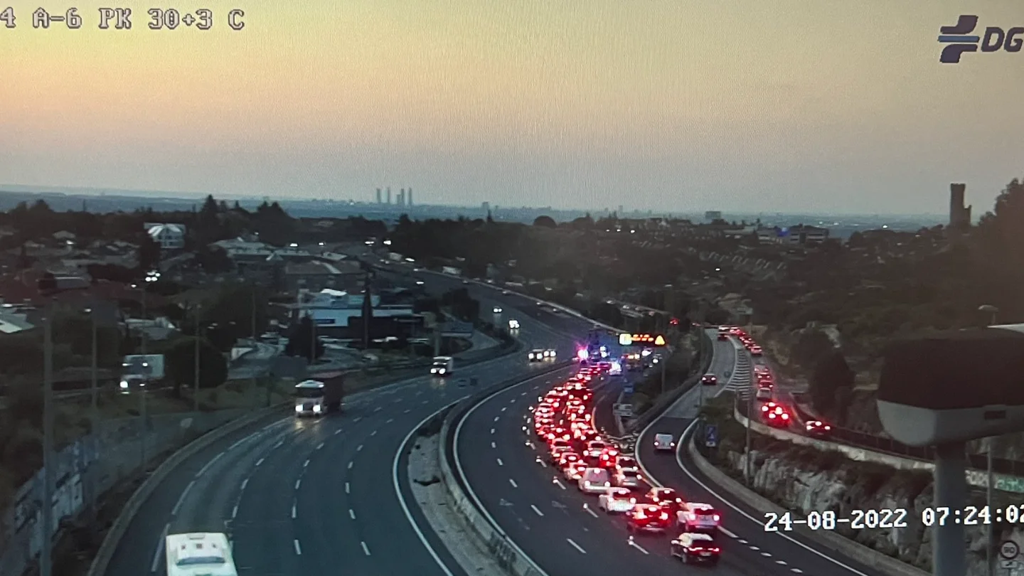 Atasco kilométrico en Madrid: la A-6 colapsada por un accidente de tráfico Atasco kilométrico en Madrid: la A-6 colapsada por un accidente de tráfico