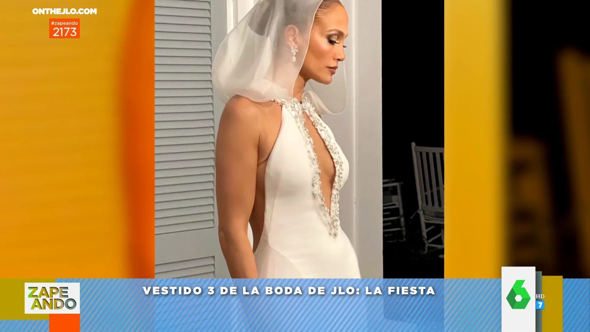 Con escotazo, cristales y hasta capucha: así son los tres vestidos de novia  de Jennifer López