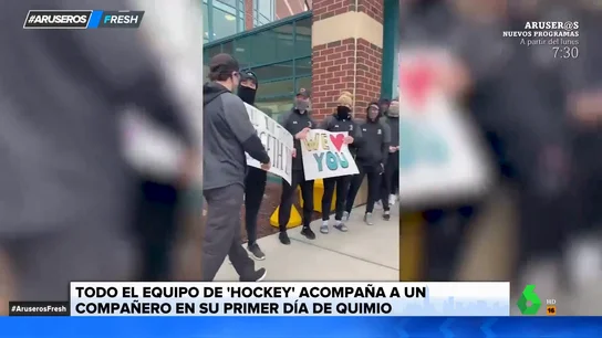 El emocionante gesto de un equipo de hockey para animar a su compañero en su primer día de quimio El emocionante gesto de un equipo de hockey para animar a su compañero en su primer día de quimio