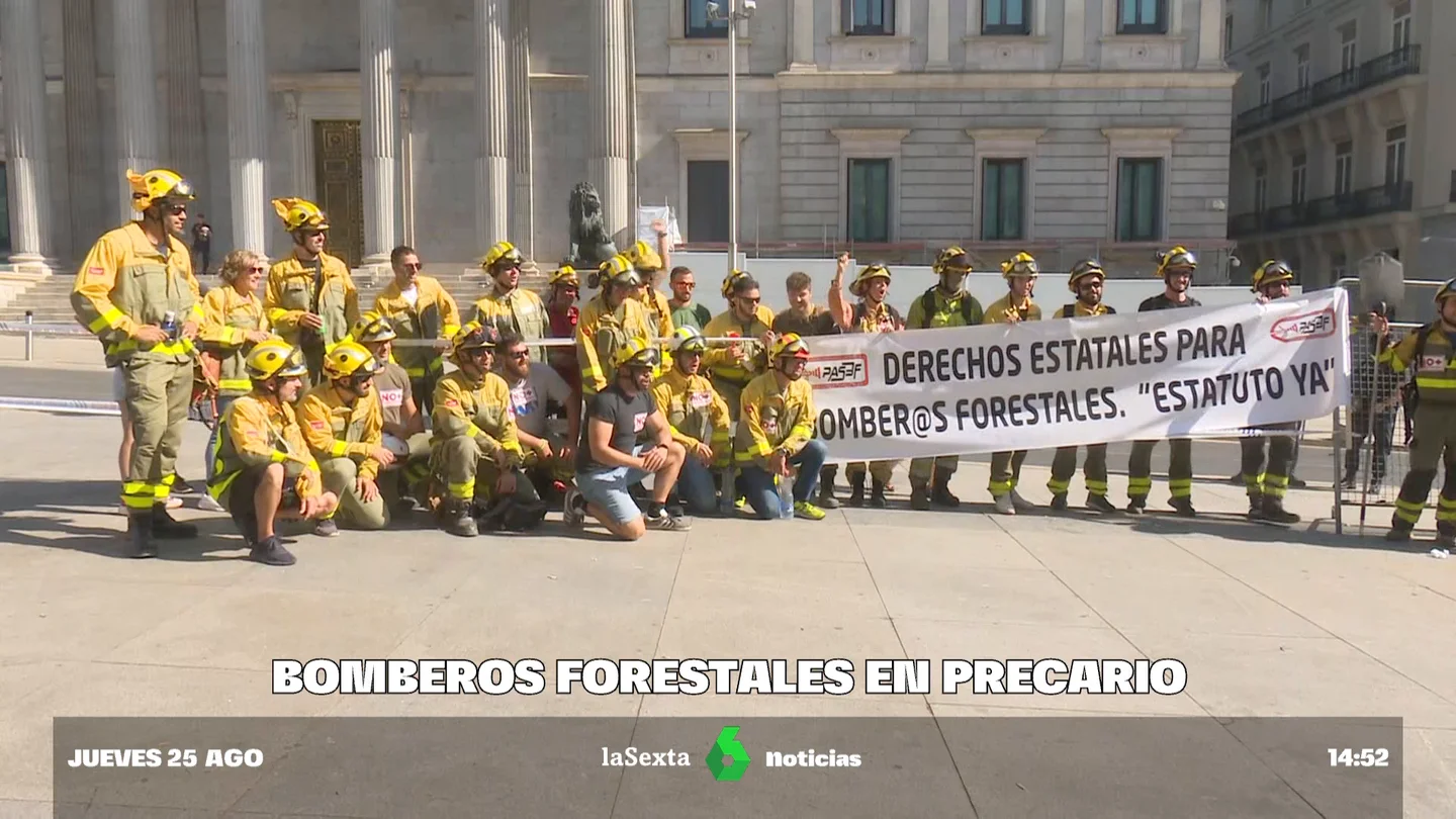 Los bomberos forestales, en pie de guerra: protestan ante el Congreso para mejorar sus condiciones Los bomberos forestales, en pie de guerra: protestan ante el Congreso para mejorar sus condiciones