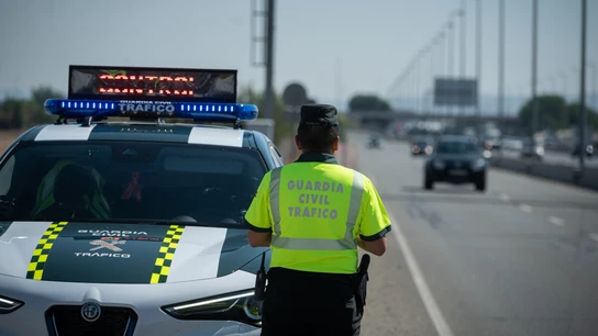 Imagen de archivo de un agente de la Guardia Civil durante un control. Imagen de archivo de un agente de la Guardia Civil durante un control.