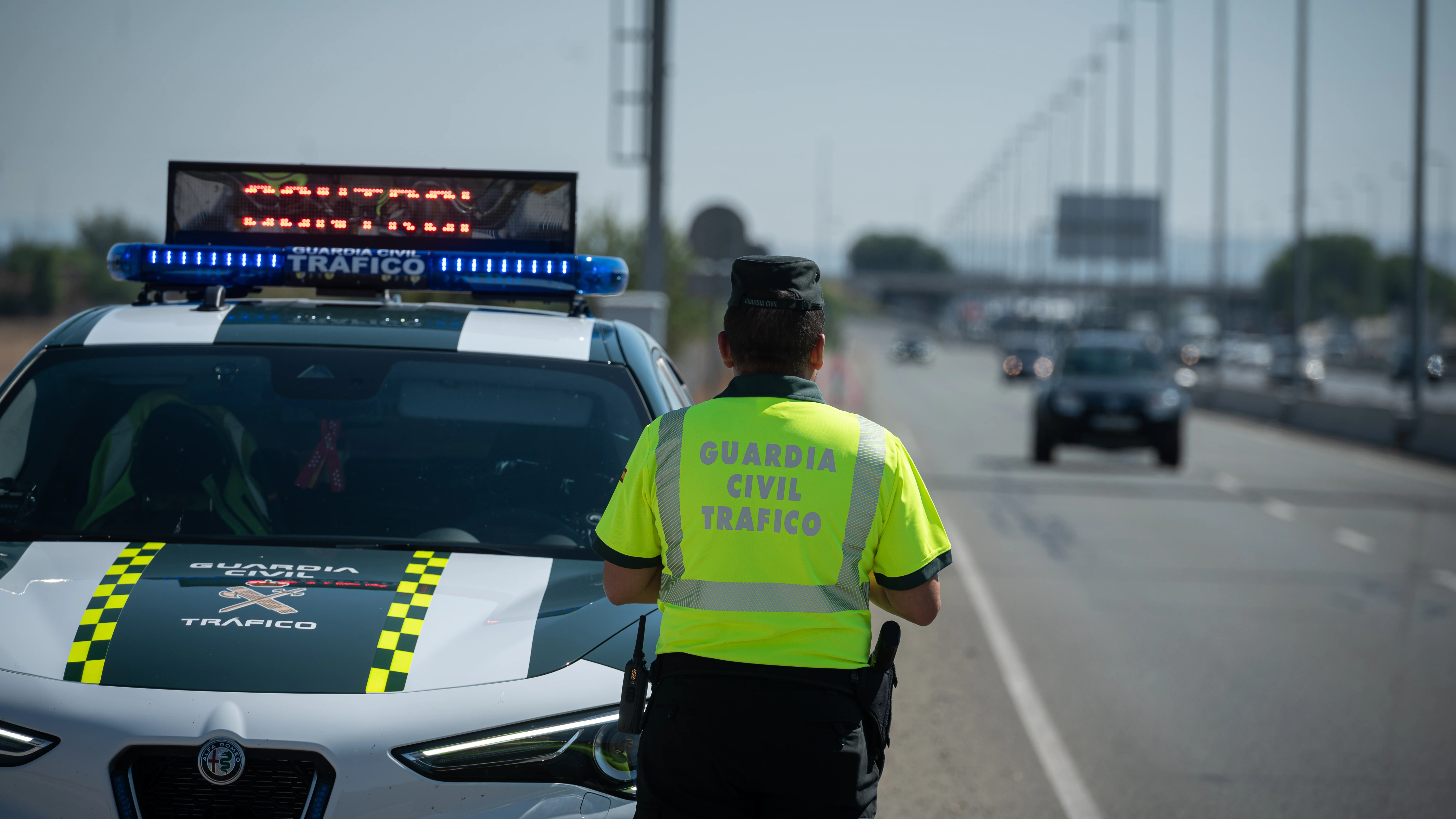 Imagen de archivo de un agente de la Guardia Civil durante un control.