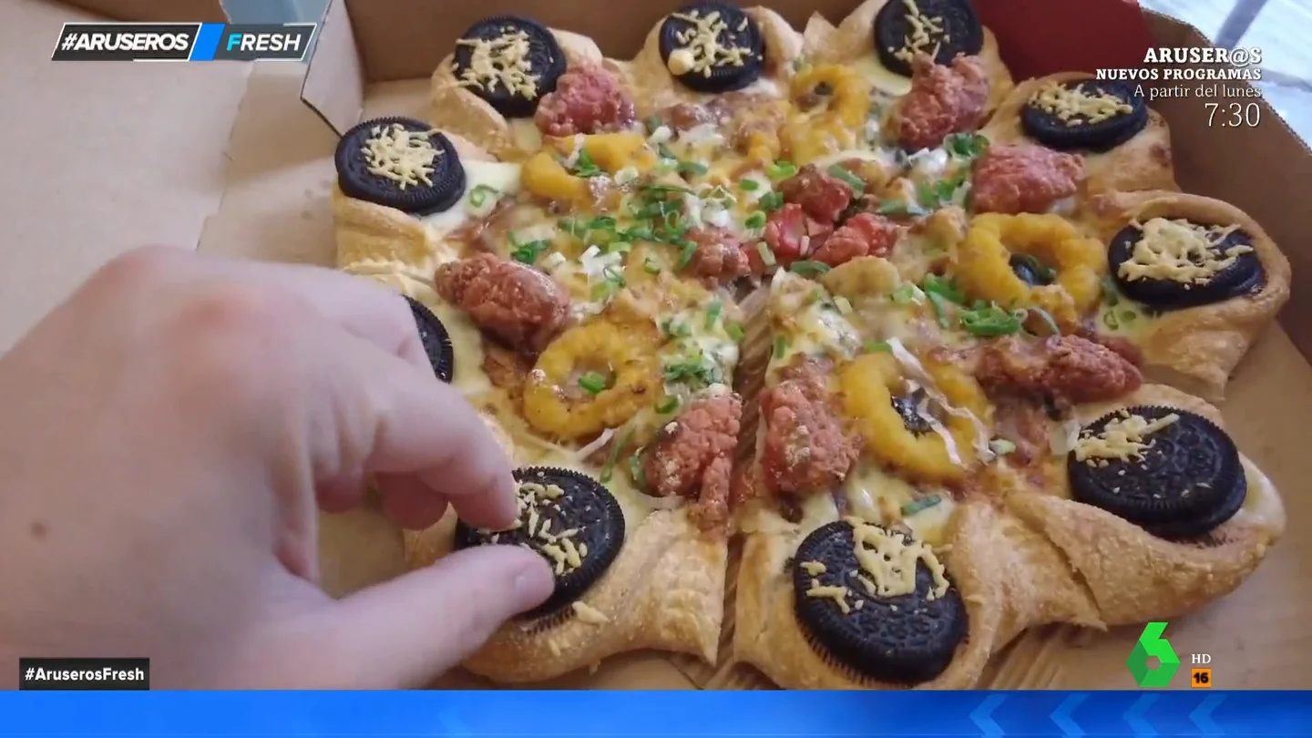 Pizza de galletas Oreo, tempura y pollo frito: el mix definitivo Pizza de galletas Oreo, tempura y pollo frito: el mix definitivo