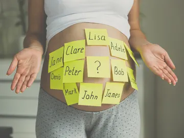 Mujer con muchos nombres en la barriga Mujer con muchos nombres en la barriga