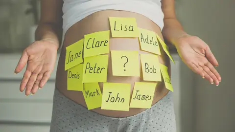 Mujer con muchos nombres en la barriga Mujer con muchos nombres en la barriga