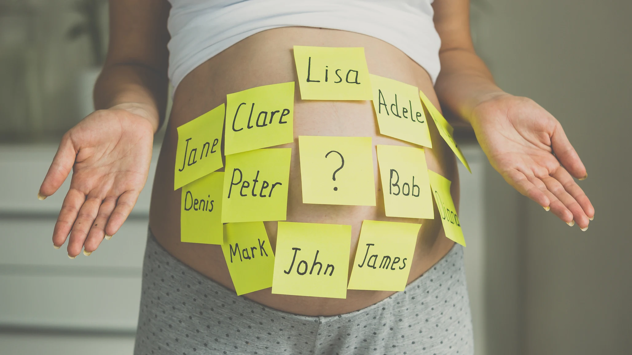 Mujer con muchos nombres en la barriga Mujer con muchos nombres en la barriga