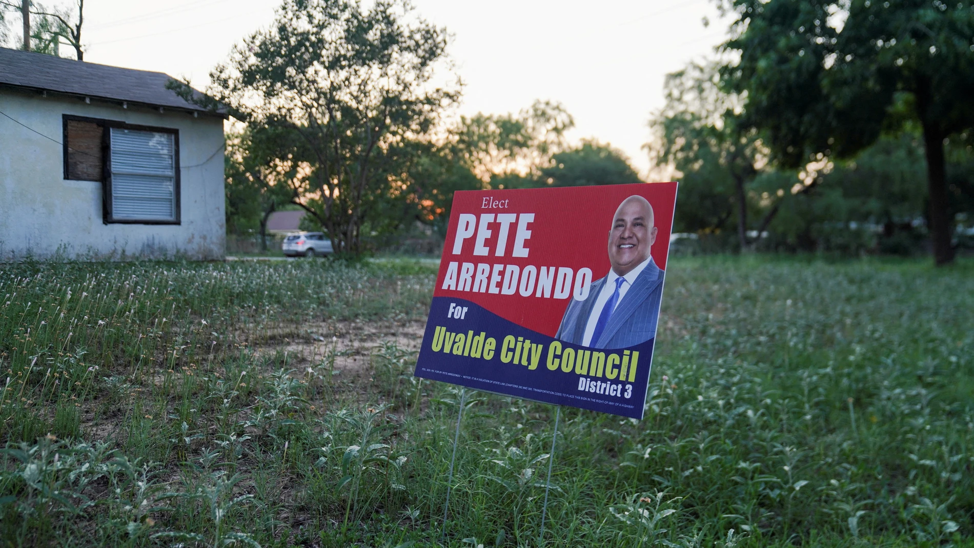Un cartel pidiendo la elección de Pete Arredondo en Uvalde