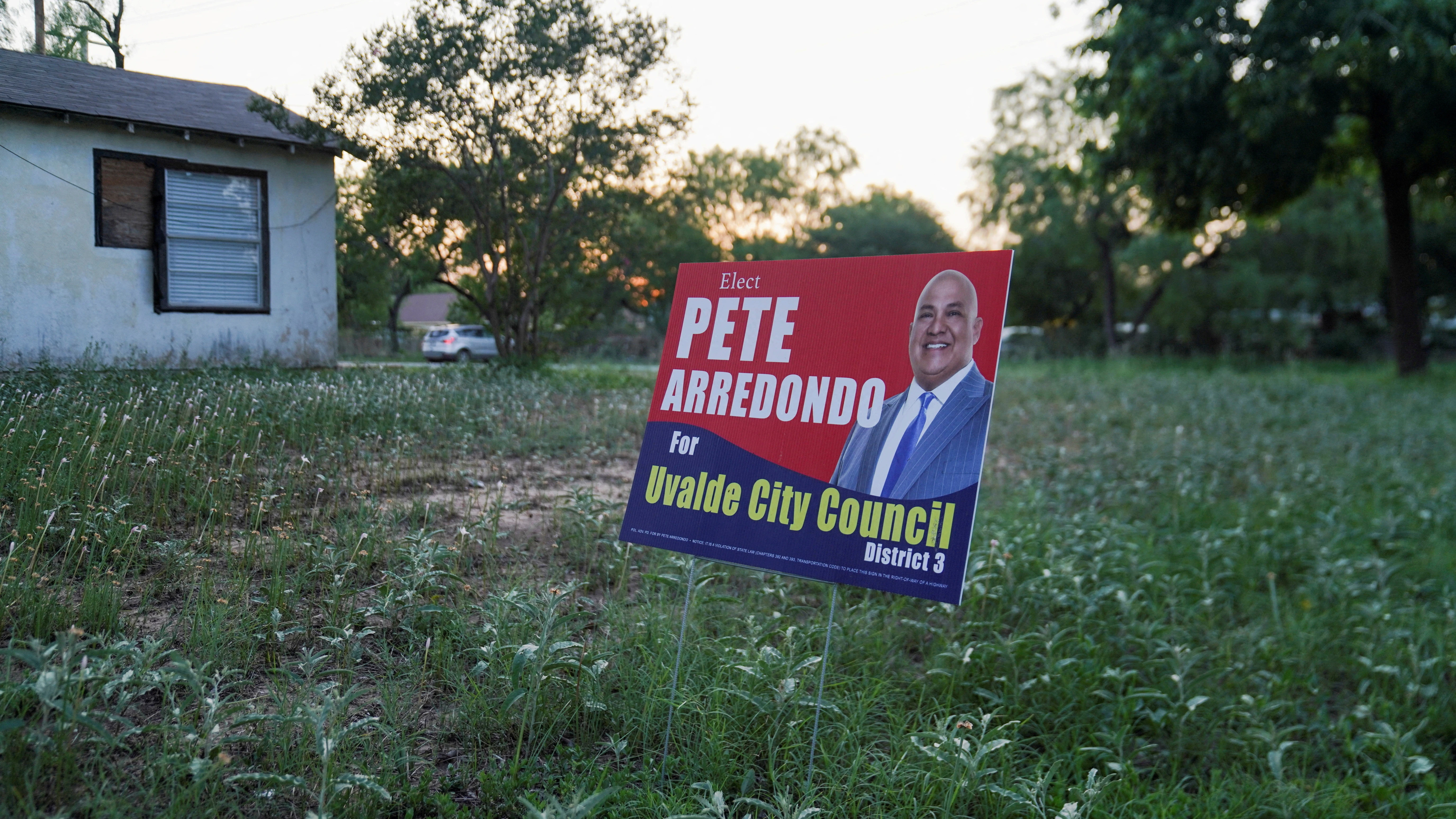 Un cartel pidiendo la elección de Pete Arredondo en Uvalde