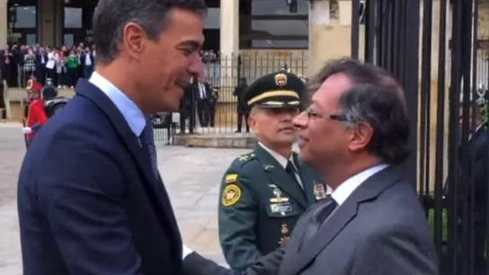 El presidente de Colombia recibe a Pedro Sánchez al ritmo de Rosalía y Karol G: "Yo no soy y ni vi'a ser tu bizcochito" El presidente de Colombia recibe a Pedro Sánchez al ritmo de Rosalía y Karol G: "Yo no soy y ni vi'a ser tu bizcochito"