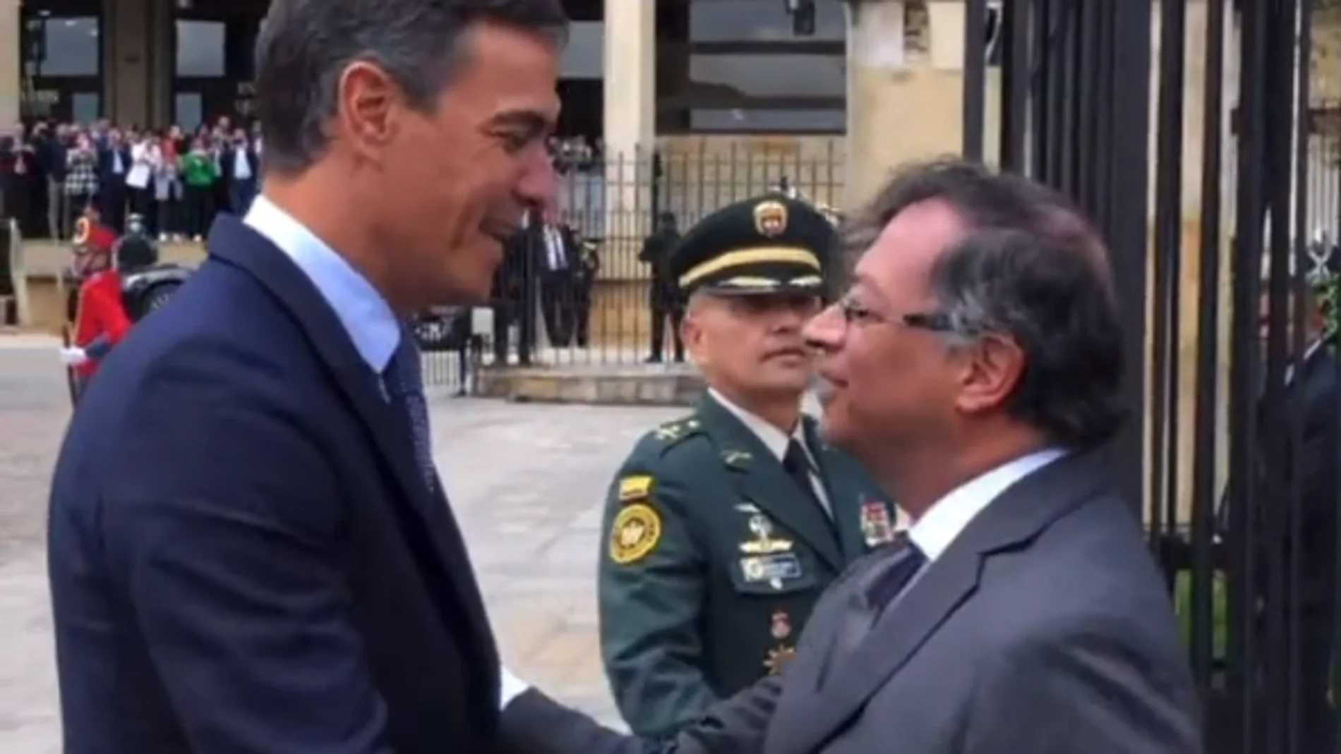 El presidente de Colombia recibe a Pedro Sánchez al ritmo de Rosalía y Karol G: &quot;Yo no soy y ni vi&#39;a ser tu bizcochito&quot;