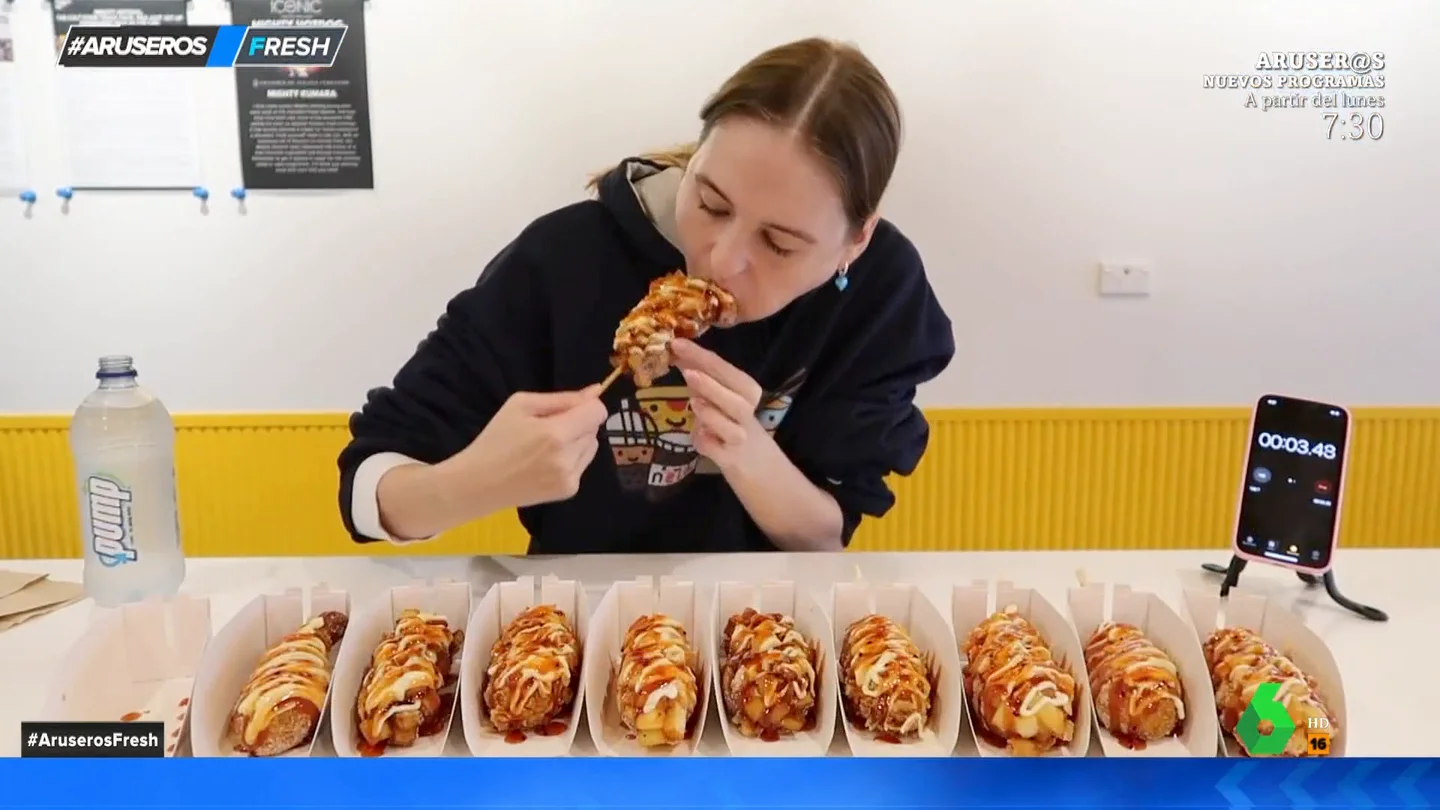 Se come 10 hot dogs coreanos extra picantes en tan solo 6 minutos Se come 10 hot dogs coreanos extra picantes en tan solo 6 minutos