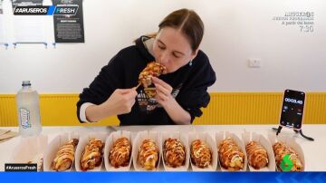 Se come 10 hot dogs coreanos extra picantes en tan solo 6 minutos