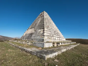 Pirámide de los Italianos en Burgos Pirámide de los Italianos en Burgos