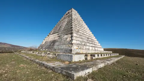 Pirámide de los Italianos en Burgos Pirámide de los Italianos en Burgos