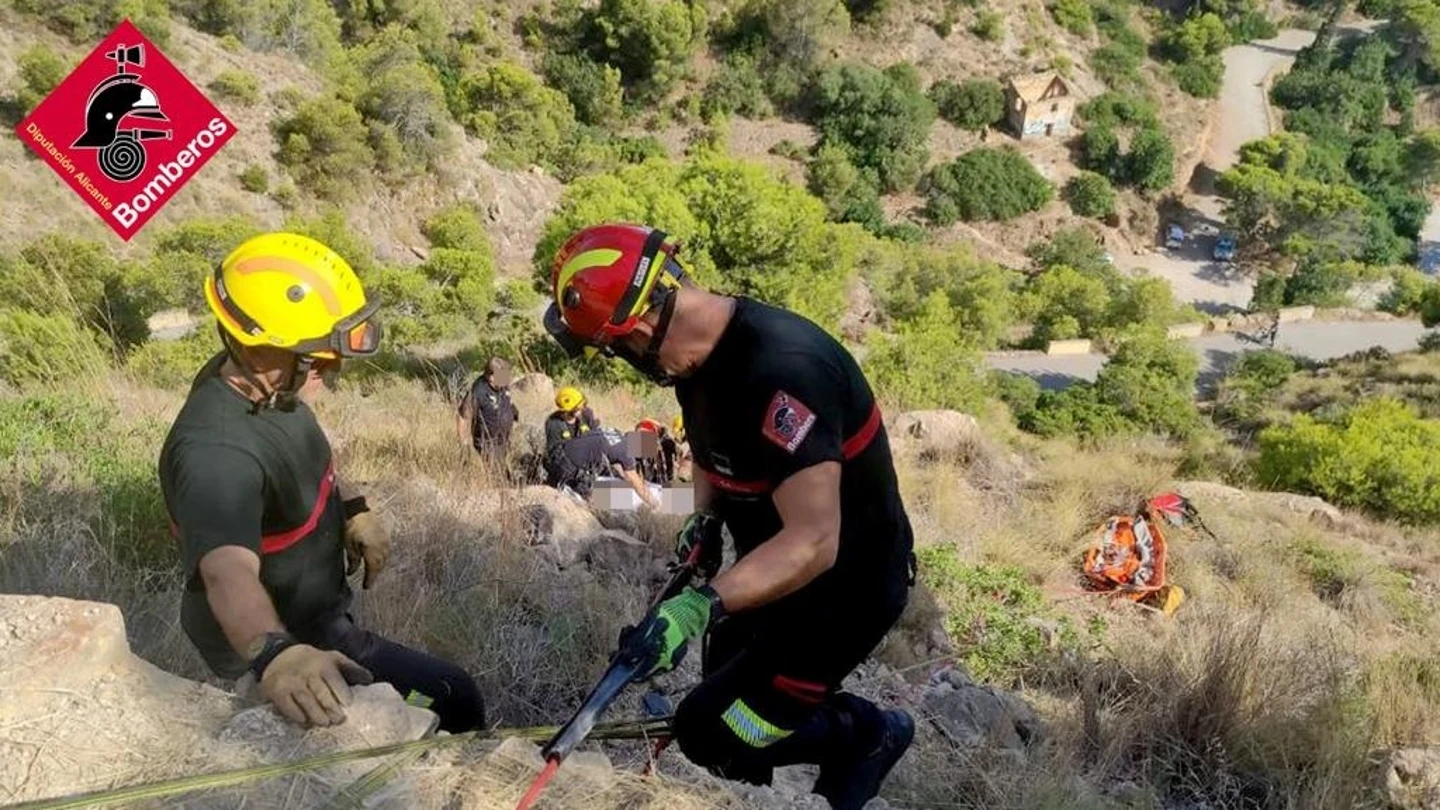 Bomberos actúan en el rescate de la mujer que se precipitó por un barranco Bomberos actúan en el rescate de la mujer que se precipitó por un barranco