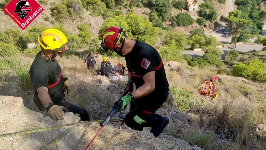 Bomberos actúan en el rescate de la mujer que se precipitó por un barranco