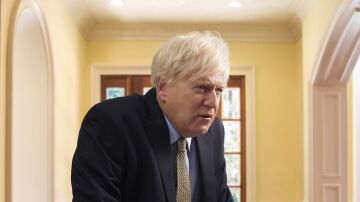 Kenneth Branagh es Boris Johnson en la serie 'This England'.