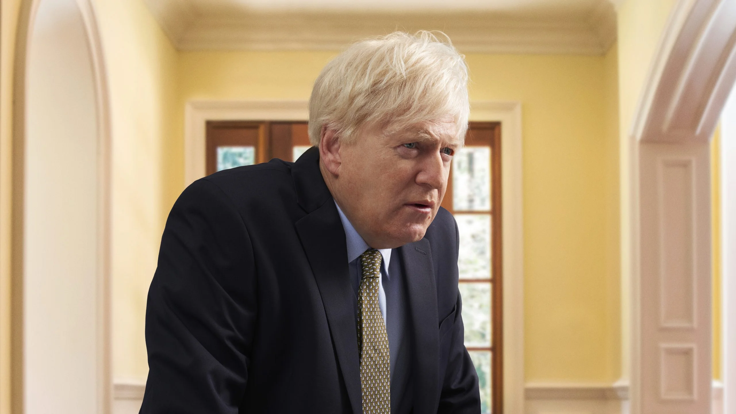 Kenneth Branagh es Boris Johnson en la serie 'This England'.