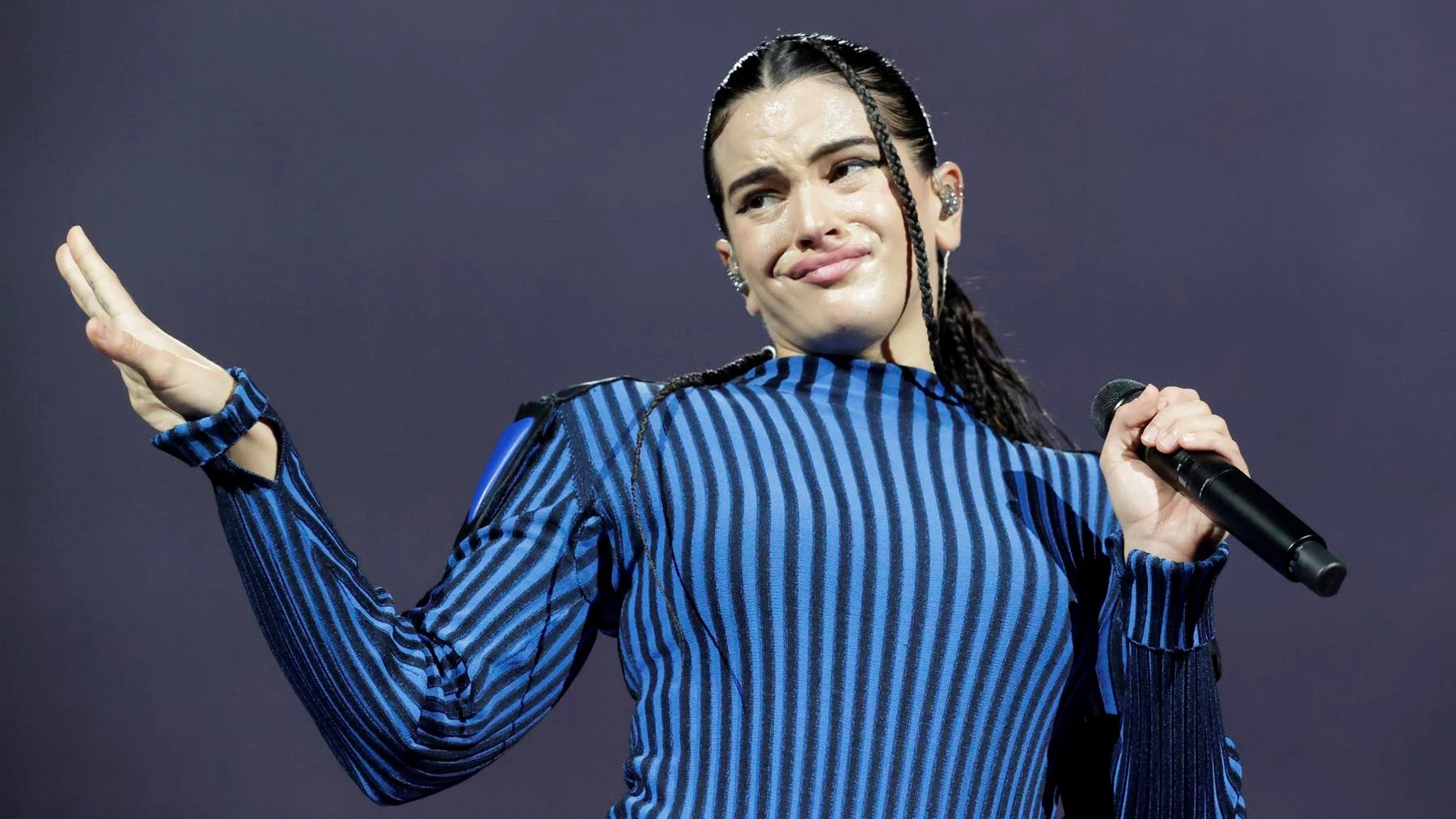 Rosalía durante un concierto de la gira 'Motomami'