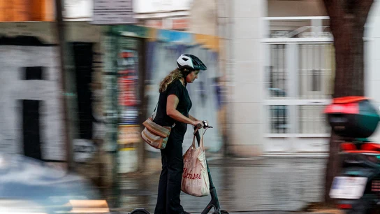 Una mujer circula en patinete ayer bajo la tormenta en la ciudad de Valencia Una mujer circula en patinete ayer bajo la tormenta en la ciudad de Valencia/ EFE/Manuel Bruque