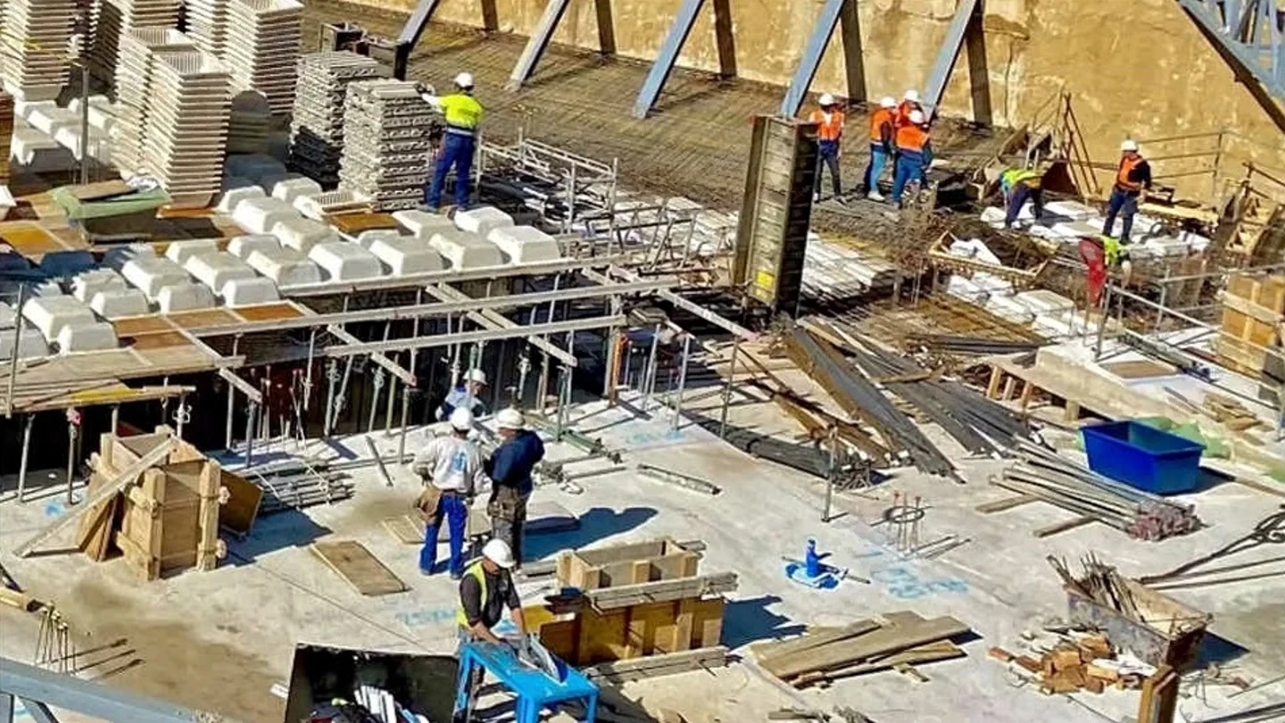 Trabajadores en una obra jornada 32 h