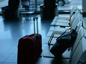 Una maleta en el aeropuerto Una maleta en el aeropuerto