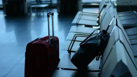 Una maleta en el aeropuerto Una maleta en el aeropuerto