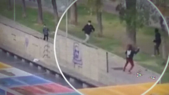 Salvaje batalla campal a plena luz del día con machetes de 17 centímetros: así se comportan las bandas juveniles Salvaje batalla campal a plena luz del día con machetes de 17 centímetros: así se comportan las bandas juveniles