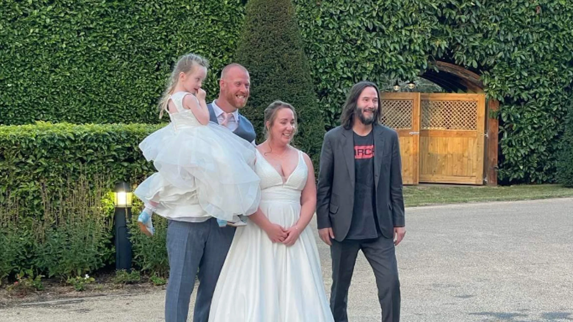 Keanu Reeves se presenta por sorpresa en la boda de una pareja que lo invitó en un bar