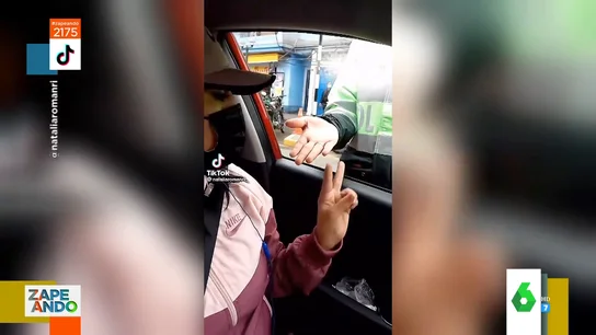 Acaba en comisaría tras vacilar a una policía: se puso a jugar al 'piedra papel o tijera' cuando le pidió los papeles Acaba en comisaría tras vacilar a una policía: se puso a jugar al 'piedra papel o tijera' cuando le pidió los papeles
