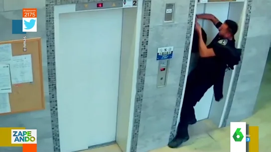 El impactante momento en el un policía salva a un perro que se había quedado enganchado con la correo en un ascensor El impactante momento en el un policía salva a un perro que se había quedado enganchado con la correo en un ascensor