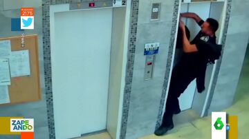 El impactante momento en el un policía salva a un perro que se había quedado enganchado con la correo en un ascensor