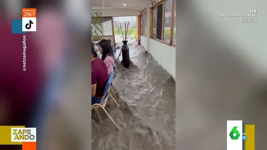 "Aferrados a sus canapés": así reacciona un grupo de personas cuando comienza a inundarse el bar donde están "Aferrados a sus canapés": así reacciona un grupo de personas cuando comienza a inundarse el bar donde están
