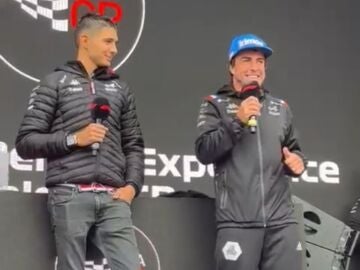 Fernando Alonso y Esteban Ocon durante el evento