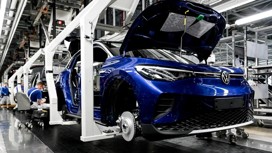 La falta de componentes vuelve a paralizar la producción de coches en España La falta de componentes vuelve a paralizar la producción de coches en España