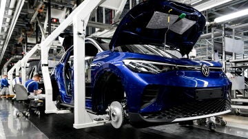 La falta de componentes vuelve a paralizar la producción de coches en España