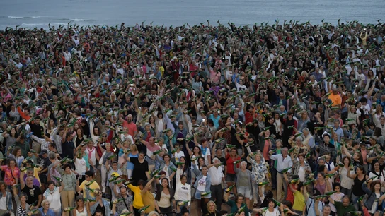 Gijón bate el récord de escanciado simultáneo de sidra con 9.796 personas Gijón bate el récord de escanciado simultáneo de sidra con 9.796 personas