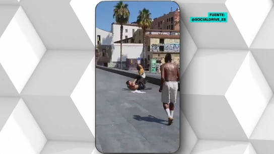 Salvaje pelea en Barcelona: asestan tres puñaladas a un hombre en el centro de la ciudad a plena luz del día Salvaje pelea en Barcelona: asestan tres puñaladas a un hombre en el centro de la ciudad a plena luz del día