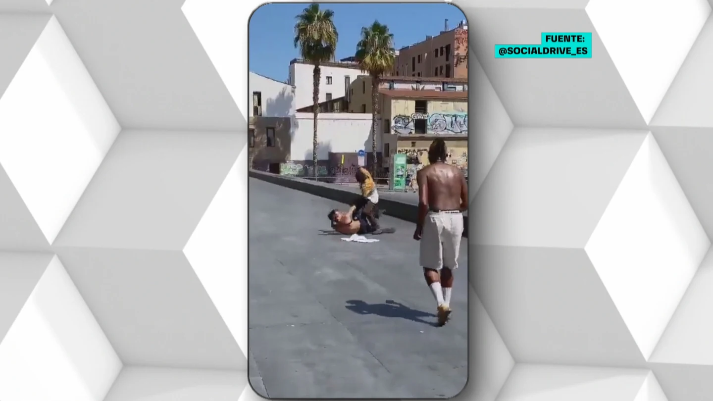 Salvaje pelea en Barcelona: asestan tres puñaladas a un hombre en el centro de la ciudad a plena luz del día Salvaje pelea en Barcelona: asestan tres puñaladas a un hombre en el centro de la ciudad a plena luz del día